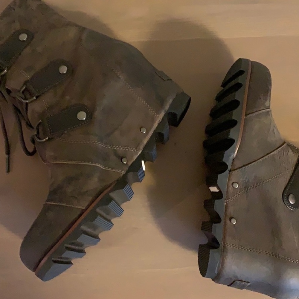 🆕 Sorel “Joan of Arctic” Brown and Black Leather Wedges - Women’s Size 8
